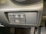 運転席横のスイッチでアイドリングスイッチやパーキングセンサーのON/OFFの切替が可能です。