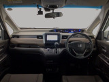 【前方視界】開放的な前方視界!運転がしやすく疲れにくいです♪窓が大きく、見通しがとっても良いおクルマですよ♪