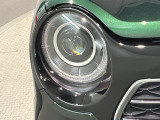 LEDヘッドライトは、点灯の瞬間から最大光量を発揮し、突然暗くなるトンネルなどでの安定感を高めます。