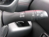 アダプティブLEDヘッドライトシステムは、照射パターンを変化させて対向車や先行車が眩しくならないようにハイビームをキープすることで、良好な視界を確保します。もちろん自動点灯/消灯するオートライトも。