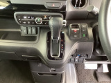 足元スッキリ、インパネシフトです。パーキングブレーキは電子制御パーキングブレーキタイプなので、運転席と助手席の間がスッキリしています。