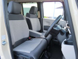 運転席と助手席はゆったりと座れるベンチシートタイプになっています。