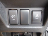 【VDC】運転操作やクルマの速度を検知して、ブレーキやエンジン出力の制御を 自動的に行い、滑りやすい路面やカーブを曲がるときや障害物を回避するときにクルマ の横滑りを軽減し、運転に安心感を与えます。