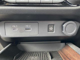 全席中央にはUSBタイプAとタイプCが1つずつ。ケータイのおくだけ充電器も付いてます。