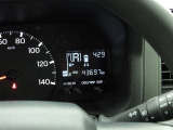 コーナーセンサー付きです。障害物に近づくと、表示や音声で知らせてくれる便利な機能です。車両感覚がつかみ易くなるので、オススメの装備です。