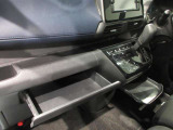 インストスライドボックス ティッシュボックスがまるまる一つ入るボックスです運転席からも開け閉め可能です