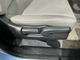 シートハイトアジャスターが付いているので運転姿勢を調整するのに便利ですね。身長に合ったシートポジションは安全運転や疲労軽減にもつながります。