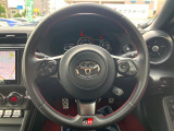 【純正革巻きステアリング】上質な革を使用することで、手にしっかり馴染みとても運転しやすいハンドルです♪