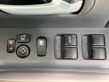 【電動格納ミラー】サイドミラーは電動格納式となっており、狭い駐車場でもキズがつくリスクを抑えられます。