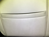 【シートバックポケット】すぐ手に取りたいアイテムをスマートにしまっておけます。限られた空間を有効に活用でき、長距離のドライブでも車内を清潔感のある落ち着いた状態に保ってくれる実用的な機能です。