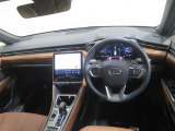 コックピットは運転時の操作性、視認性を意識したデザインが採用されています。