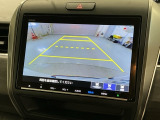 リバースギアに入れるだけで後方の表示へ切り替わります。夜間や雨の日の駐車も楽になりますよ。