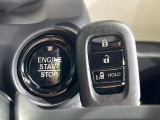 【Hondaスマートキー】カバンやポケットに入れたままでもドアの施錠・解錠が可能なスマートキーを装備。エンジンのオン・オフ時もカギを取り出す必要が無いからとっても便利です♪