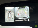 【全方位モニター】まるでクルマを真上から見下ろしたかのような視点で駐車をサポートします!クルマの斜め後ろや真横など、前後左右の4つのカメラの映像が合成されて、モニターに映し出されます。