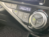 【オートエアコン】一度お好みの温度に設定すれば、車内の温度を検知し風量や温度を自動で調整。暑い&hellip;寒い&hellip;と何度もスイッチ操作をする必要はありません。快適な車内空間には必須の機能ですね♪