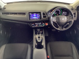 車内は光触媒抗菌消臭施工済です。インパネ周りはスタイリッシュなデザインで機能や装備も充実しています。グローブボックスやカップホルダーのほかにトレーなどたくさんの収納スペースが付いています。