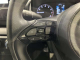 ステアリングスイッチ付きで、運転中に視線を前に向けたまま操作できます。