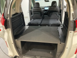 週末のお買い物や長期旅行のたくさんの荷物もラクラク積載できます。後席を倒せば大人2人が仮眠できるスペースを確保でき、荷物はボード下に置けます。