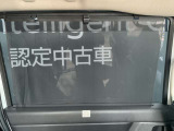 日射しをシャットアウトするロールサンシェードです
