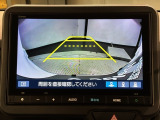 リバースギアに入れるだけで後方の表示へ切り替わります。夜間や雨の日の駐車も楽になりますよ。