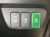 VSA装備車です。VSAはドライバーの操作と車の動きを見守っています。もし車の挙動が乱れたとき、4輪別々にブレーキをかけたり、エンジンパワーをしぼることによって車を安定させます。