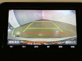 バックギアに入れると、このように後方が映し出されます!駐車の際とても安心!便利!最終確認はご自身の目と耳で必ず行ってください!