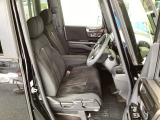 フロント広々、ベンチシートの運転席は、ハイトアジャスターが付いているので、快適にドライブができます。ハンドルはチルトステアリングで、ハンドル位置を上下に調節できます。