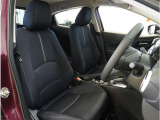 【清潔感のある運転席&助手席】隅々までクリーニングの行き届いた運転席&助手席。目立ったシミや汚れ等もございません。快適なドライブをどうぞ。