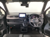 【前方視界】開放的な前方視界!運転がしやすく疲れにくいです♪窓が大きく、見通しがとっても良いおクルマですよ♪