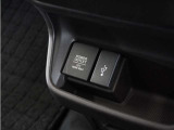 ◆USB接続端子◆スマホやiPodなどを接続して、いつもの音楽を車内でもお楽しみいただけます♪
