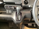 【eコンスイッチ】低燃費運転をサポートするECONモード。スイッチをONすると、エンジンやトランスミッション、A/Cなどを協調制御し、燃費の向上に貢献。エコドライブの効果を高めます。