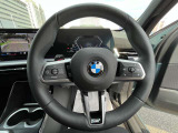 【ハンドル】ドライバーとBMW車の一体感がダイレクトに伝わるステアリングホイール。形状・太さへの拘りに加えて、操作性を高める為にスイッチ類も配置。クイックかつ安定のドライビングを体感下さい!