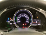 ハイブリット車専用のメーターです。中央のスピードメーターより左右のサブデスプレイで燃費や動力伝達などの情報が見れるようになっています。