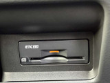 ETCならこんな利点が!!1. キャッシュレスシステムで、現金などを用意する必要無し!2. 料金所をノンストップで通過!3. 料金所付近での発進・停止の繰り返しがなくなり、排気ガスや騒音の発生が削減されます。