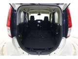 セカンドシートを倒した状態です。セカンドシートは独立可倒、荷物に合わせてラゲッジスペースをアレンジできます。