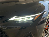 【三眼LEDヘッドライト】スタイリッシュな見た目の三眼LEDヘッドライトを装備♪スタイルだけでなく、夜間の走行も視界良好で安心してお乗りいただけます。