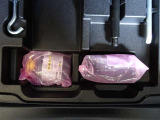 【パンク修理キット】何かがタイヤに刺さった場合、応急的に溶剤を流し込み、小型コンプレッサーでタイヤに空気を注入し、走ることができます。