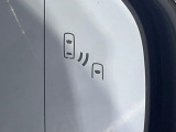 【ブラインドスポットモニター】走行中、ドアミラーの死角になりやすい箇所に後続車が接近するとサイドミラーのレンズに警告を表示!ドライバーに注意喚起をしてくれます。