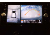 パノラミックビューモニター付きです。車両を上から見たような映像をディスプレイ画面上に表示。運転席からの目視だけでは見にくい、車両周辺の状況をリアルタイムでしっかり確認できます。