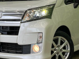 【LEDヘッドライト】悪天候や夜間走行時も良好な視界を確保し安心して運転できる高輝度LEDヘッドライトを装備!点灯速度が早く、消費電力も抑えられています。