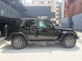 ホイールアーチが台形なのはJeepのみのデザインになり、ここを見てもJeepとすぐ分かります!