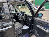 【運転席】座り心地が良いシートなので長時間の運転でも快適にお過ごしいただけます。新品のフロアマットのご注文も可能です。掲載箇所以外にご希望の写真がございましたらお気軽にお問い合わせ下さい。