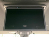 【フリップダウンモニター】大画面モニターで後席でもエンタメをお楽しみいただけます。小さなお子様にも大人気の装備です♪