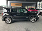 【ホイールアーチ】台形ホイールアーチはJeep伝統のデザインです。採用している理由は諸説ありますが、オフロードを走行する際にタイヤとボディが干渉しあわないよう配慮した作りにするためとなります。
