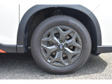 純正のアルミホイールは高い剛性を持ち、スバル車の走行安定性に貢献します。弊社にて新品夏タイヤに交換させて頂きました1台でございます。