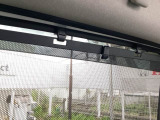 後席には、日射しのさしこみをやわらげてくれるロールサンシェイドが付いています。