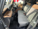 厚みがあって、座り心地のいいソファーのようなシート。運転席も助手席もリラックスしてゆったり座れます。
