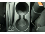 【カップホルダー】缶ジュースやペットボトルなどを置いたり、ちょっとした小物入れにもなります。