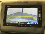 リバースギアに入れるだけで後方の表示へ切り替わります。夜間や雨の日の駐車も楽になりますよ。