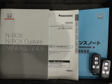 スマートキーは鍵をバッグに入れたままでもドアロックの開閉やエンジンのON・OFFができます。夜間や雨の日も鍵を探さなくて良いので便利です。